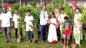 দিনাজপুরে ওয়ার্ল্ড ভিশনের উদ্যোগে ফলজ বৃক্ষ বিতরণ কর্মসূচী পালিত