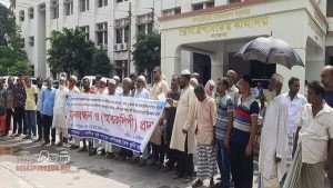 পাবনায় ইছামতি নদী খননে ক্ষতিগ্রস্তদের মানববন্ধন