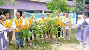 দিনাজপুরে লায়ন্স ক্লাবের বৃক্ষরোপন ও শিক্ষার্থীদের মাঝে চারা বিতরণ