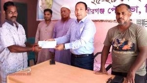 বীরগঞ্জে পরিচ্ছন্ন কর্মীদের সঙ্গে মতবিনিময় ও সেরা লেবারকে পুরস্কার বিতরণ