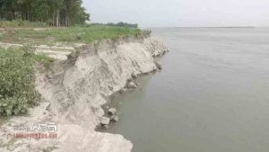 সিরাজগঞ্জে যমুনার পানি কমলেও আতঙ্কে নদীপাড়ের মানুষ