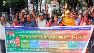 তৃতীয় দিনের মত ৭ দফা দাবিতে সড়ক ও জনপথ অধিদপ্তরের মানববন্ধন ও বিক্ষোভ