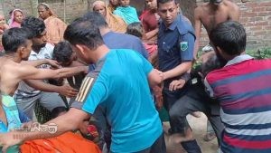 নওগাঁর বদলগাছীতে পুলিশের উপস্থিতিতে প্রবাসীর বাড়িতে হামলা, আহত ২