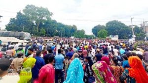 নীলফামারীতে বন্ধ কারখানা চালুর দাবিতে ইপিজেডে শ্রমিকদের বিক্ষোভ