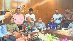 রাজনৈতিক নেতাকর্মীদের অবৈধ সুবিধা দিলে পুলিশের বিরুদ্ধে ব্যবস্থা: স্বরাষ্ট্র উপদেষ্টা