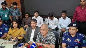 সাংবাদিকরা সত্য তুলে ধরায় পার্শ্ববর্তী দেশ থেকে গুজব অনেকটা কমেছে: স্বরাষ্ট্র উপদেষ্টা