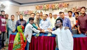 দিনাজপুর জিলা স্কুলের প্রাক্তন শিক্ষার্র্থীদের সংগঠন ২০০১ ওয়েল ফেয়ার ফাউন্ডেশন অসুস্থ্য শিক্ষার্থী মানিক রতনকে আর্থিক অনুদান প্রদান