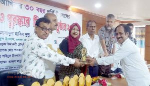 গুণীজনের সংবর্ধনায় সম্মাননা ক্রেস্ট পেলেন গাইবান্ধার কবি ও কথাসাহ্যিতিক টি এম মনোয়ার হোসেন