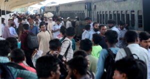 রাজধানী ছাড়ছে মানুষ, ভিড় ট্রেন-বাসে