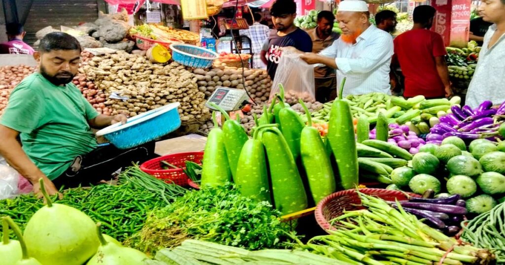 বগুড়ায় শীতের আগাম সবজির চড়া দাম