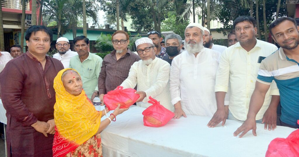 দিনাজপুরে শারদীয় দুর্গোৎসব উপলক্ষে হিন্দু সম্প্রদায়ের মাঝে উপহার বিতরণ