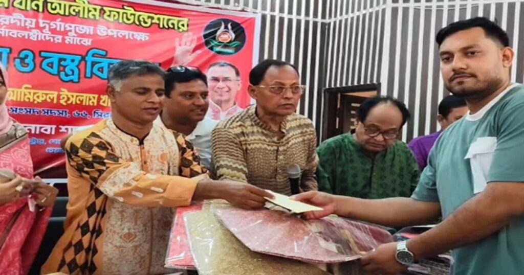 সিরাজগঞ্জে ৯৬ মন্দির কমিটির মধ্যে ১০ লাখ টাকা ও ৩০০ শাড়ি বিতরণ