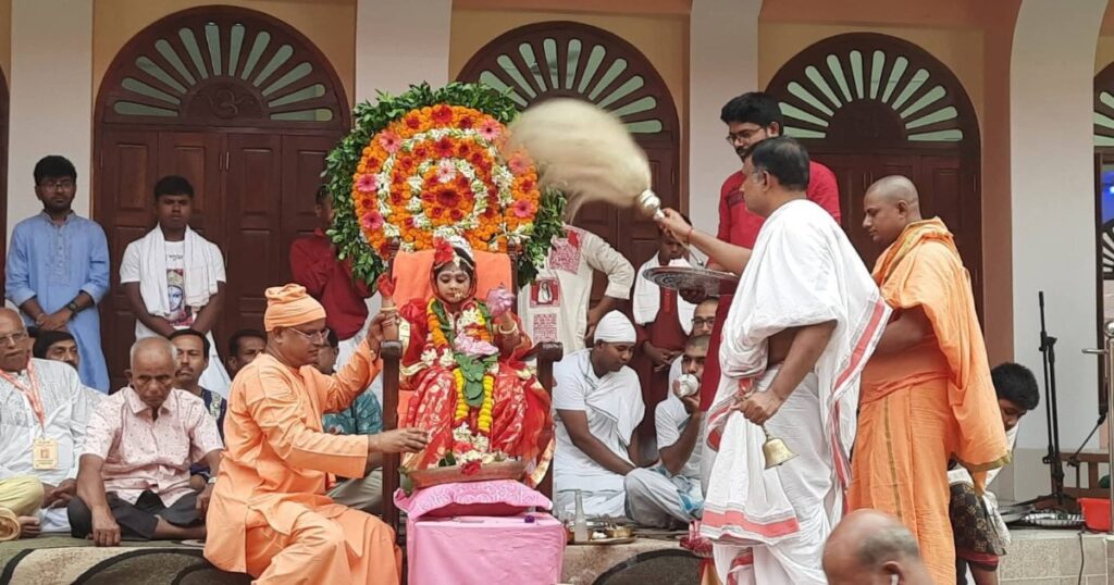 দিনাজপুরে মহাষ্টমীতে কুমারী পূজা অনুষ্ঠিত