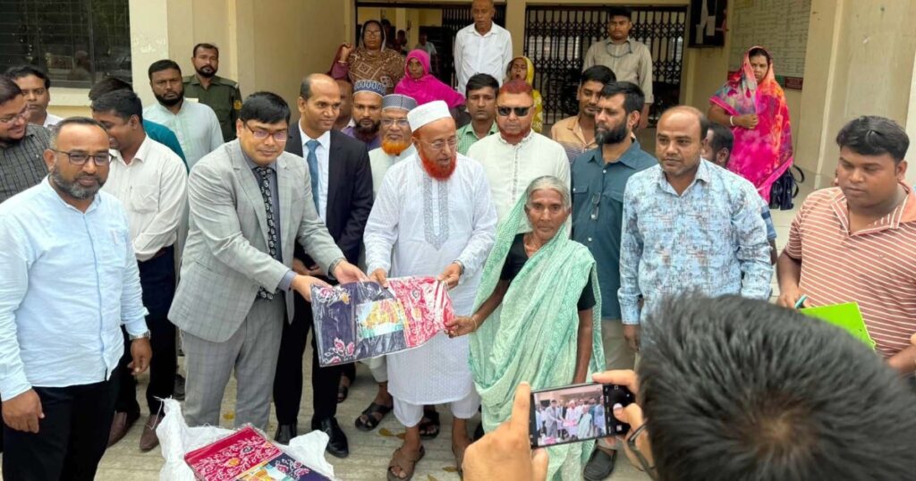 শারদীয় দুর্গাপূজা উপলক্ষে পলাশবাড়ীতে সনাতন ধর্মাবলম্বীদের মাঝে শাড়ী বিতরণ