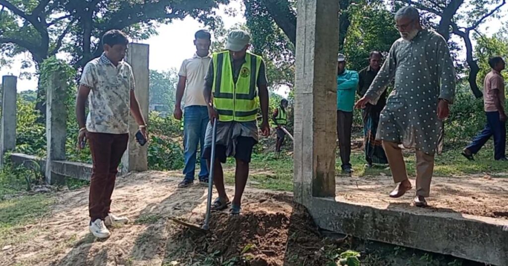 দিনাজপুর ফুলবাড়ীতে দুর্গা প্রতিমা বিসর্জন ঘাট পরিদর্শন, চলছে সংস্কারকাজ