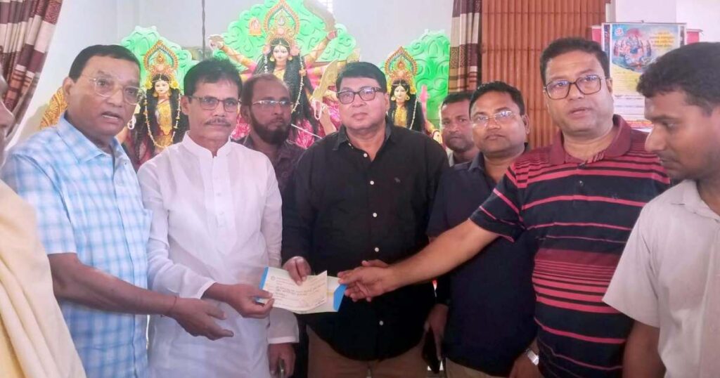 পলাশবাড়ীতে কেন্দ্রীয় কালী মন্দিরে পূজামন্ডপ পরিদর্শন ও চেক বিতরণ করলেন জেলা পরিষদ প্রশাসক ডা. মইনুল হাসান সাদিক