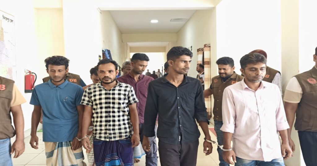দিনাজপুরে কুরিয়ার ভ্যানসহ ৪ গাড়িতে ডাকাতি, ডিবির অভিযানে গ্রেপ্তার ৮