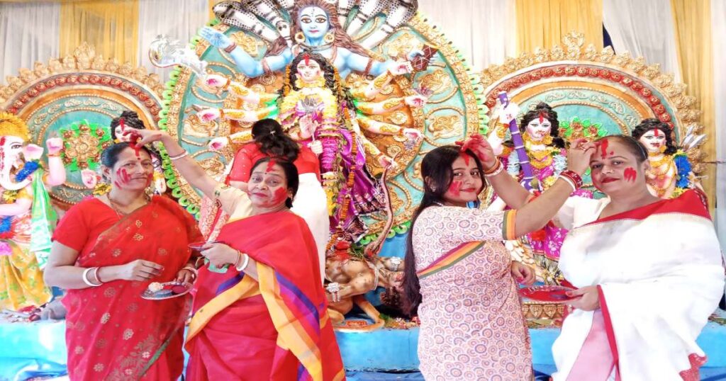 দেবী দুর্গার বিদায়লগ্নে সিঁদুর খেলা ও মিষ্টিমুখে ব্যস্ত সনাতন নারীরা