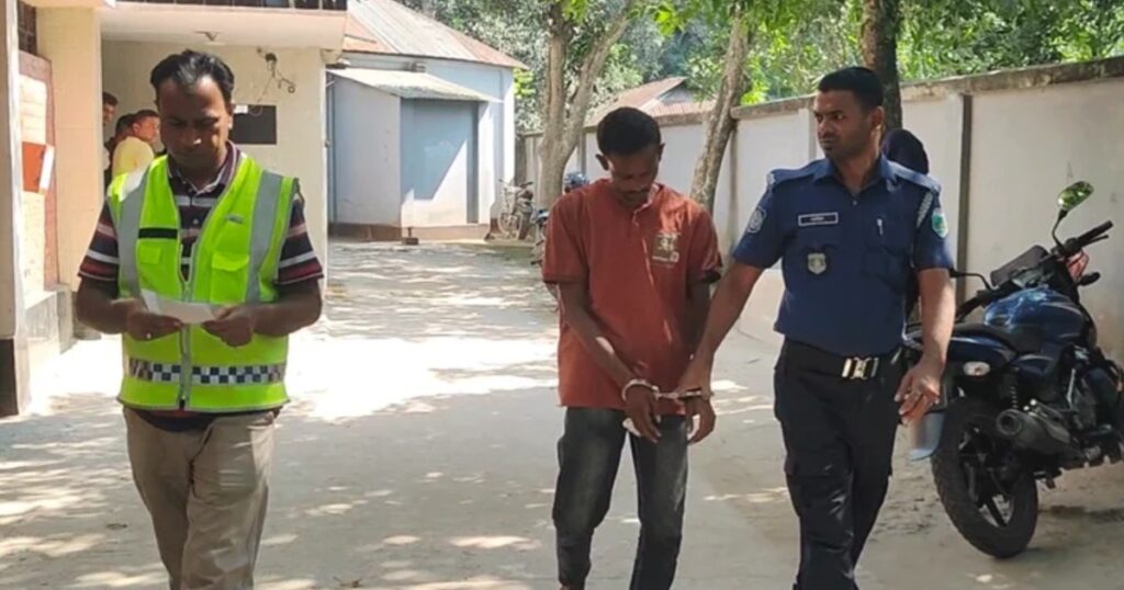 সিরাজগঞ্জে চলন্ত ট্রেনের ছাদে যাত্রীকে মারধর করে ছিনতাই, আটক ১