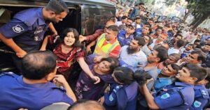 বাবা-মায়ের সঙ্গে যেতে নারাজ তরুণী, বগুড়া আদালত প্রাঙ্গণে ধস্তাধস্তি