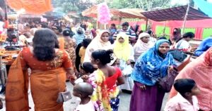পুরুষেরা বাইরে, নারীদের পদচারণায় মুখর ফুলবাড়ি সুজাপুরের বউমেলা