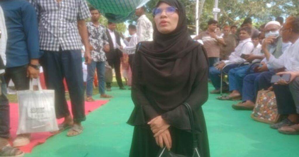 ঘোড়াঘাটের শারীরীক প্রতিবন্ধী রিমা চাকুরির প্রত্যাশায় ছুটে এসেছেন জব ফেয়ারে