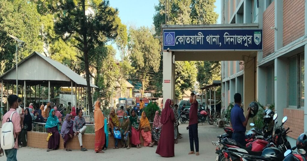 দিনাজপুরে নিরাপত্তার দাবিতে থানায় নারীদের অবস্থান