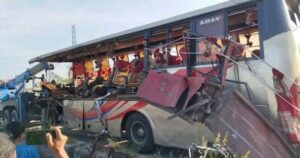 মিঠাপুকুরে দাঁড়িয়ে থাকা ট্রাকে বাসের ধাক্কা, নিহত ৩