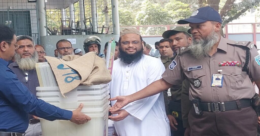 ঠাকুরগাঁও-১ আসনের উপনির্বাচনে কেন্দ্র গুলোতে নির্বাচনী সরঞ্জাম পাঠানো হচ্ছে