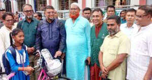 জয়পুরহাটের পাঁচবিবিতে স্কুল ছাত্রী পেল বাইসাইকেল ও শিক্ষা সামগ্রী