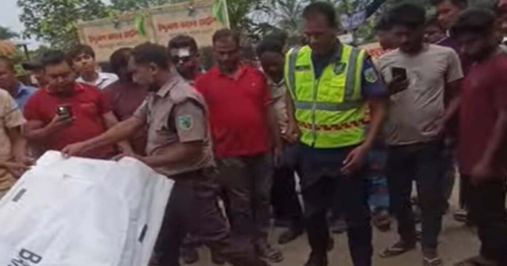 পাবনায় বাসের ধাক্কায় রিকশা থেকে ছিটকে পড়ে কলেজছাত্রের মৃত্যু