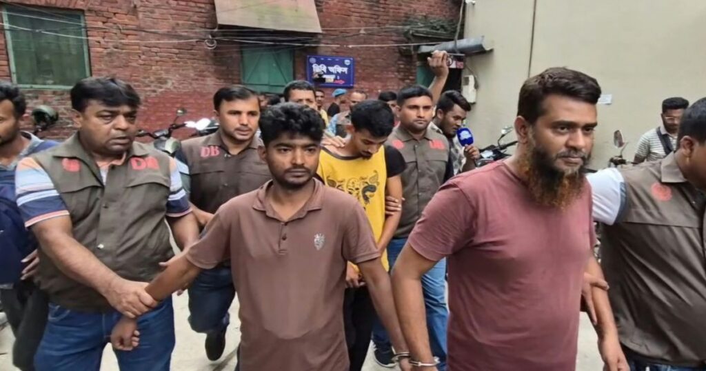 বগুড়ায় পুলিশ পরিচয়ে বাস থামিয়ে স্বর্ণ ছিনতাই গ্রেপ্তার ৪