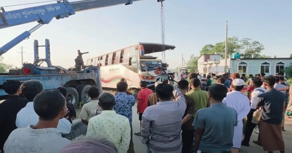 রংপুরে সড়কে দাঁড়িয়ে থাকা ট্রাকে বাসের ধাক্কায় নিহত বেড়ে ৪