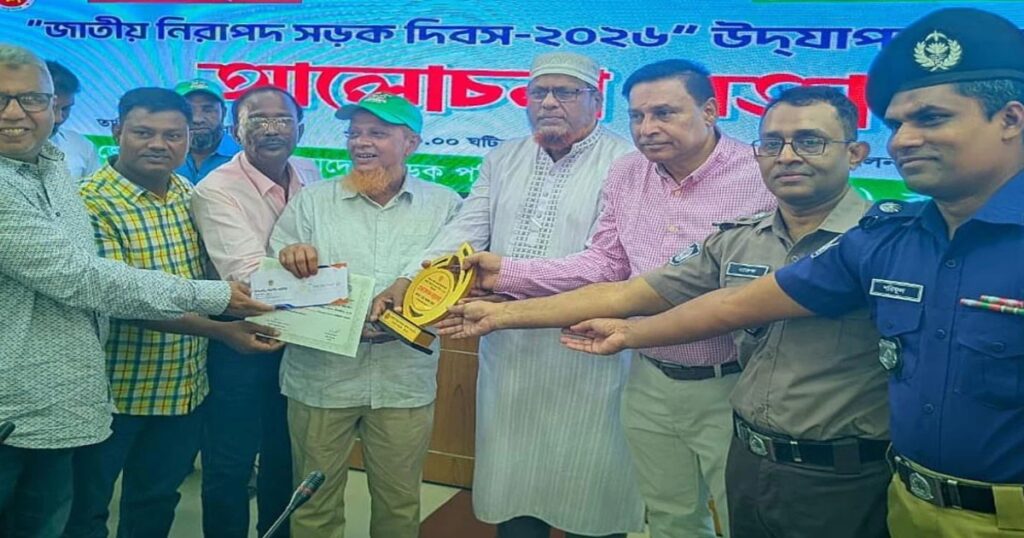 ট্রাফিক আইন মেনে গাড়ি চালানোয় রংপুরে ৪ চালককে সম্মাননা
