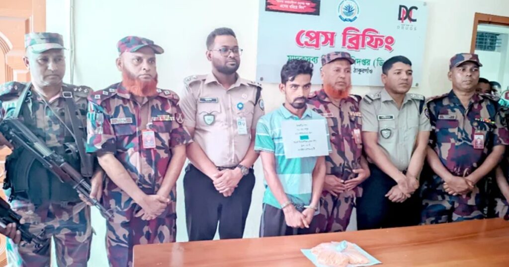 দিনাজপুরে জীবনের ঝুকি নিয়ে সিনেমা স্টাইলে আড়াই ঘণ্টার ধাওয়া, ৩২ লাখের ইয়াবা চালান আটক