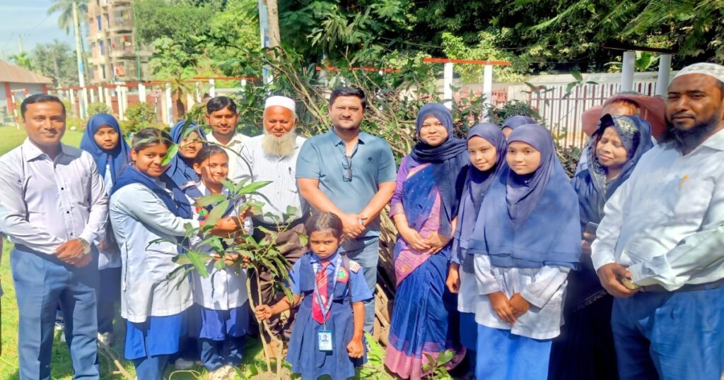দিনাজপুরে শিক্ষার্থীদের মাঝে বিনামুল্যে গাছের চারা বিতরণ