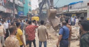 সিরাজগঞ্জের উল্লাপাড়ায় যানজট ও জনভোগান্তি কমাতে অবৈধ দোকানপাট উচ্ছেদ